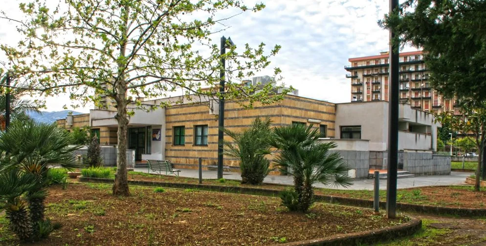 Facciata in pietra dell’asilo nido di Bonagia
