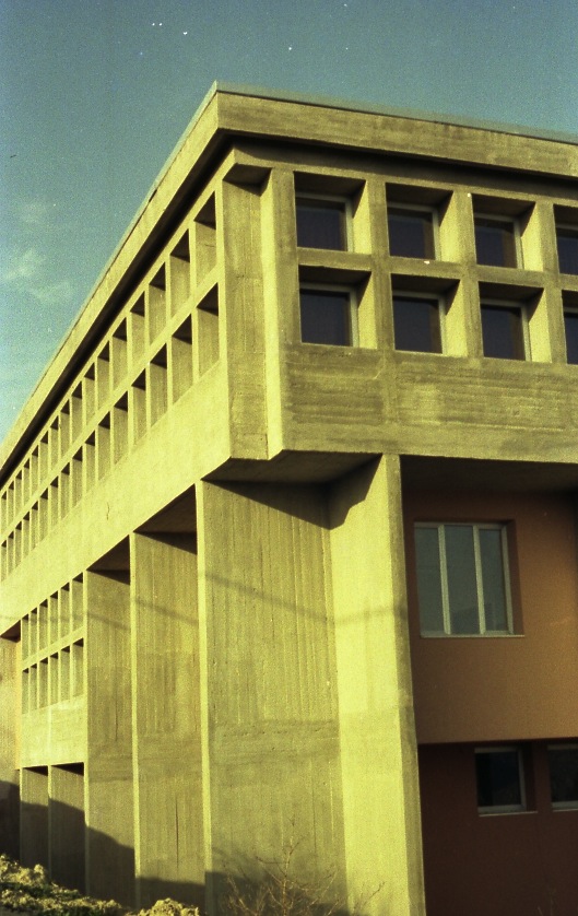 Fotografia storica della scuola media di Assoro