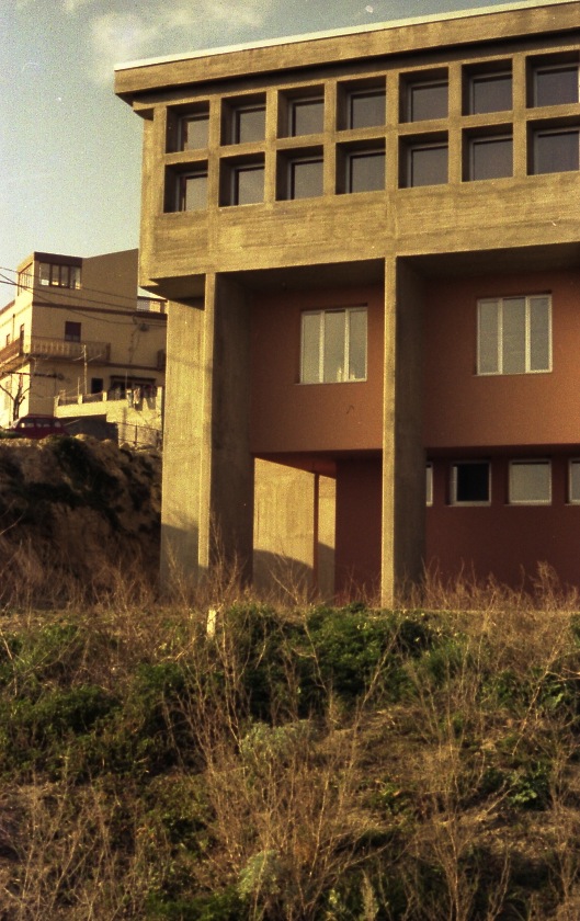 Fotografia storica della scuola media di Assoro
