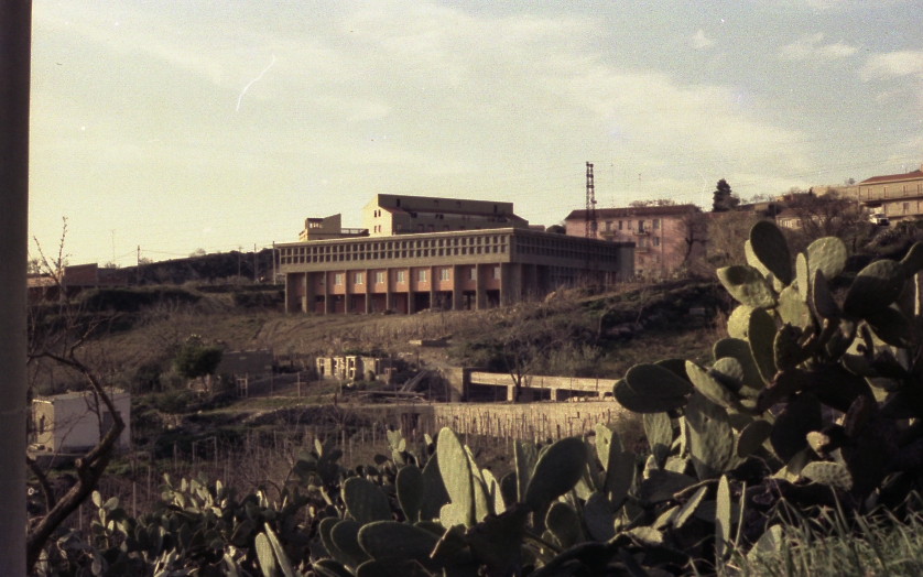 Fotografia storica della scuola media di Assoro