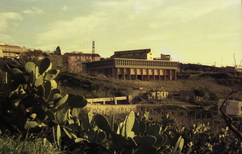 Fotografia storica della scuola media di Assoro
