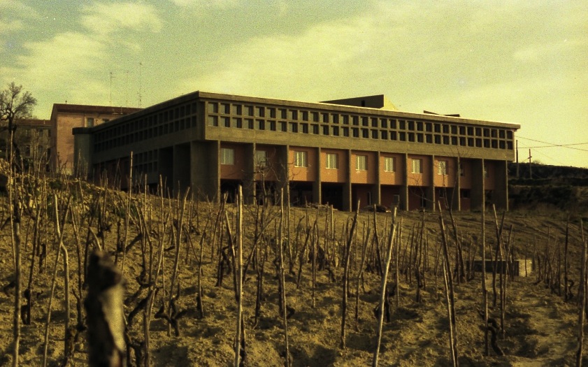 Fotografia storica della scuola media di Assoro