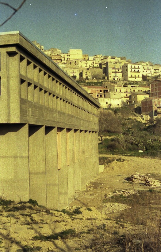 Fotografia storica della scuola media di Assoro