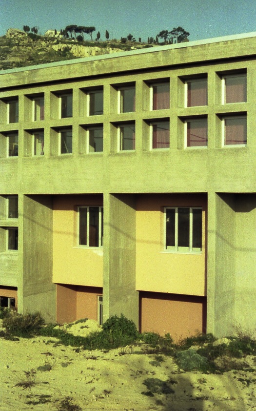 Fotografia storica della scuola media di Assoro