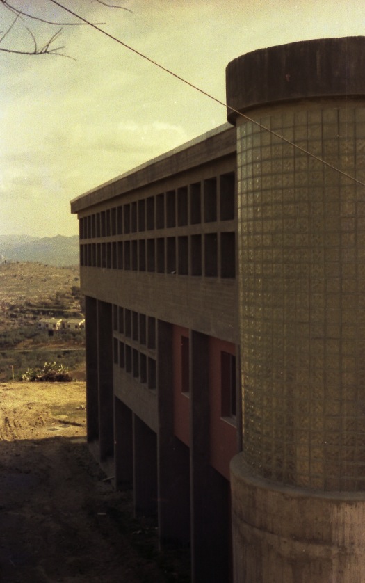 Fotografia storica della scuola media di Assoro
