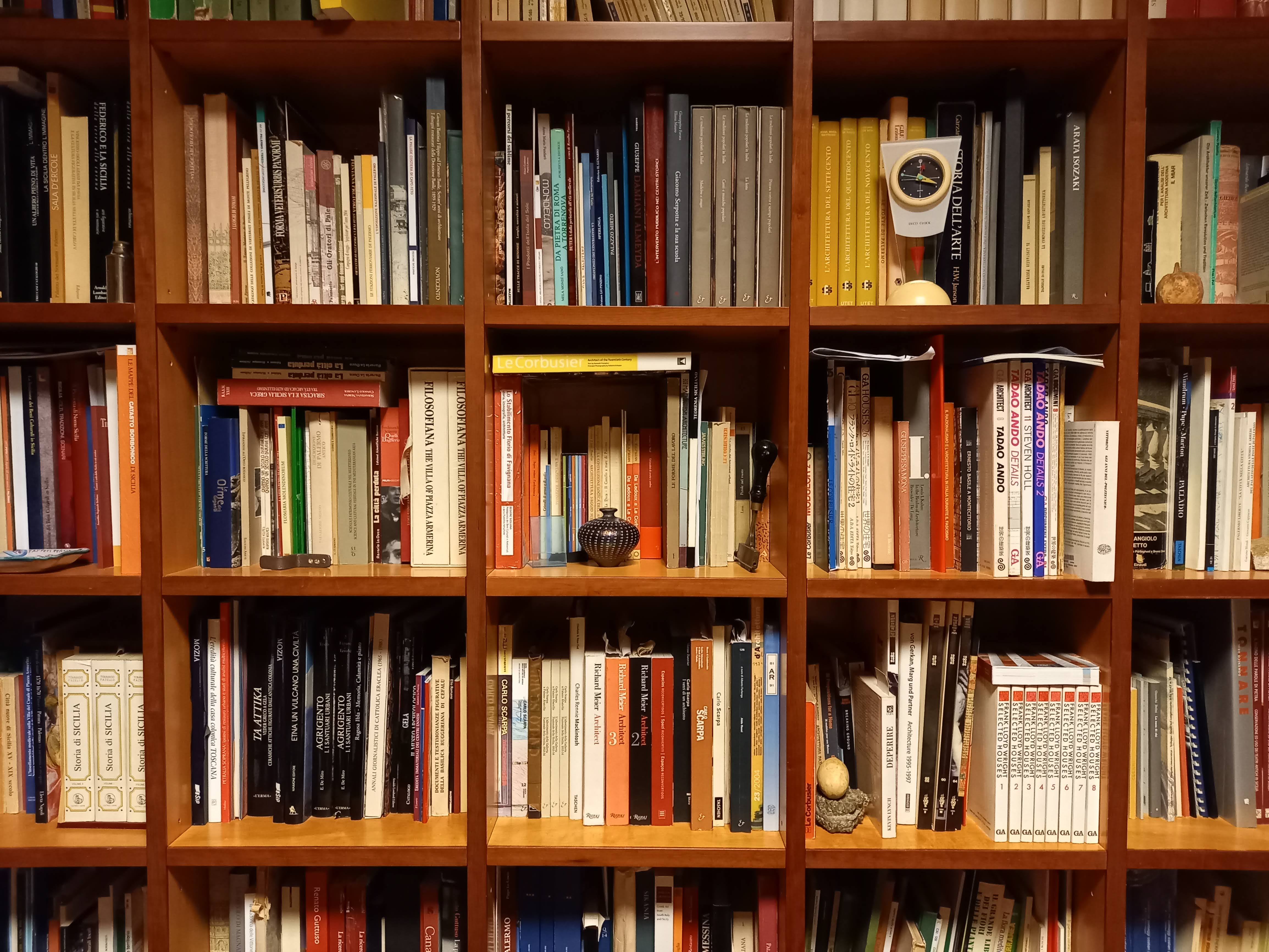 Libreria dello studio Bellomo Architetti