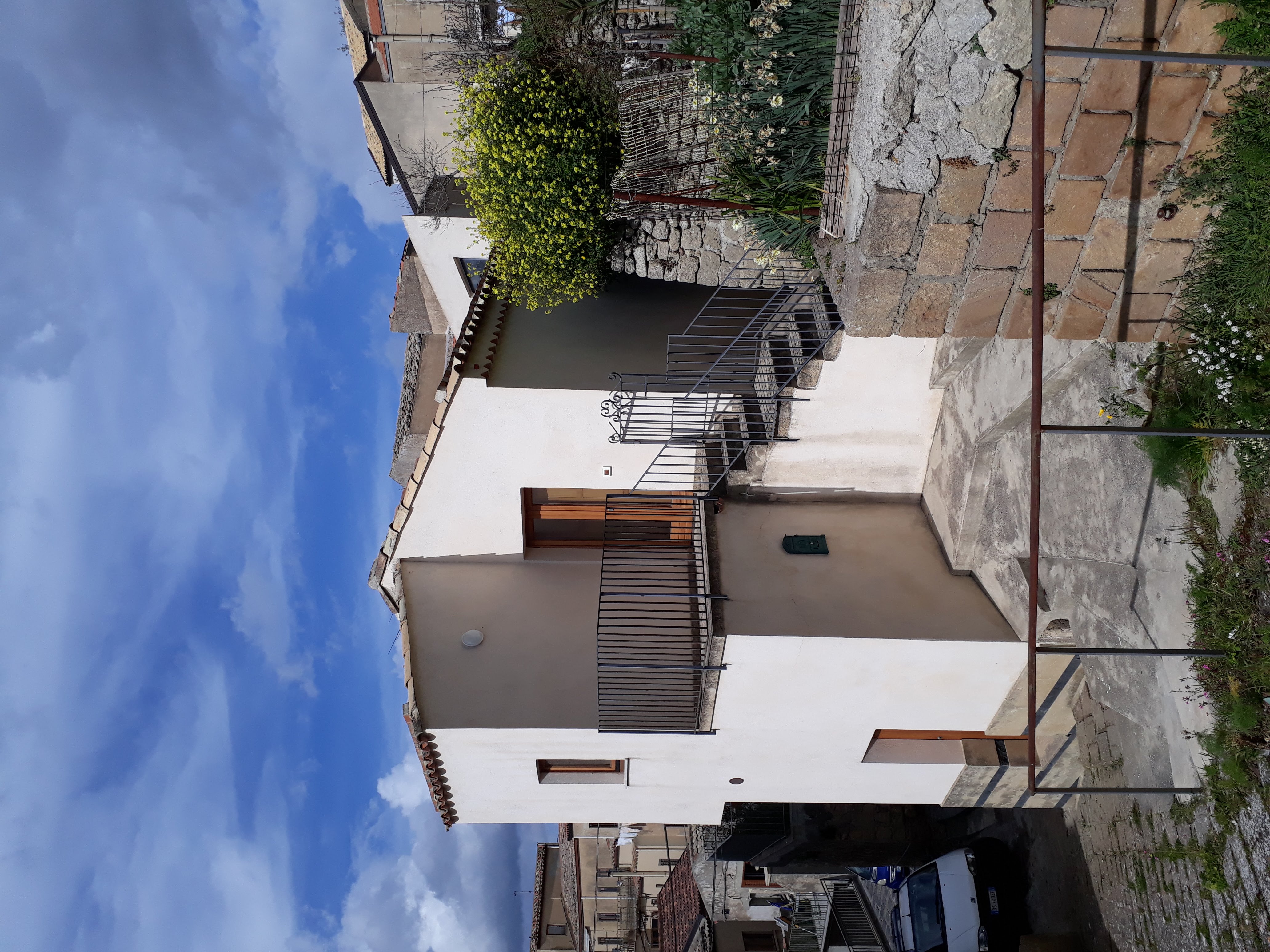 Vista della casa e del paesaggio storico di Assoro