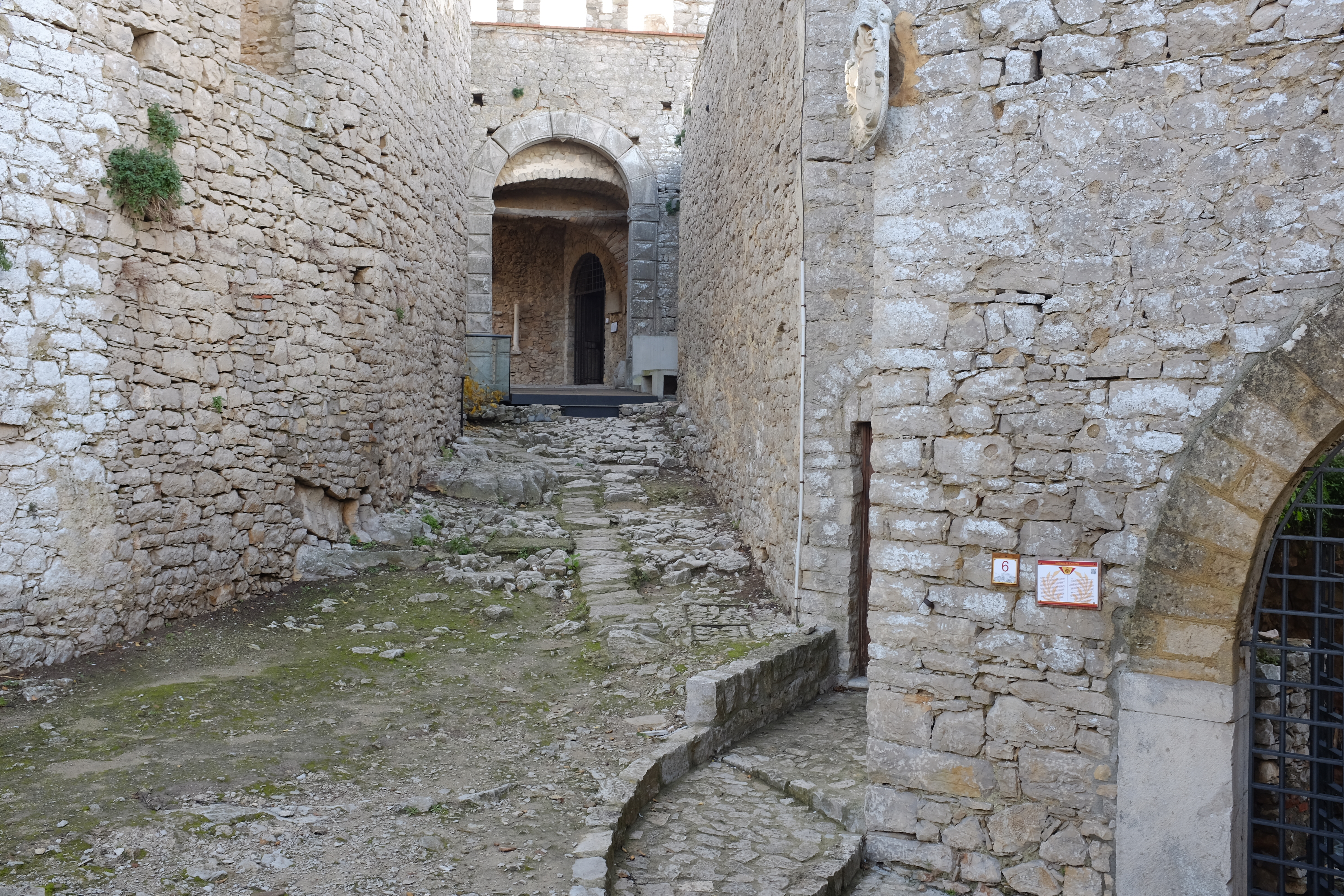 Accesso e mura storiche del Castello di Caccamo